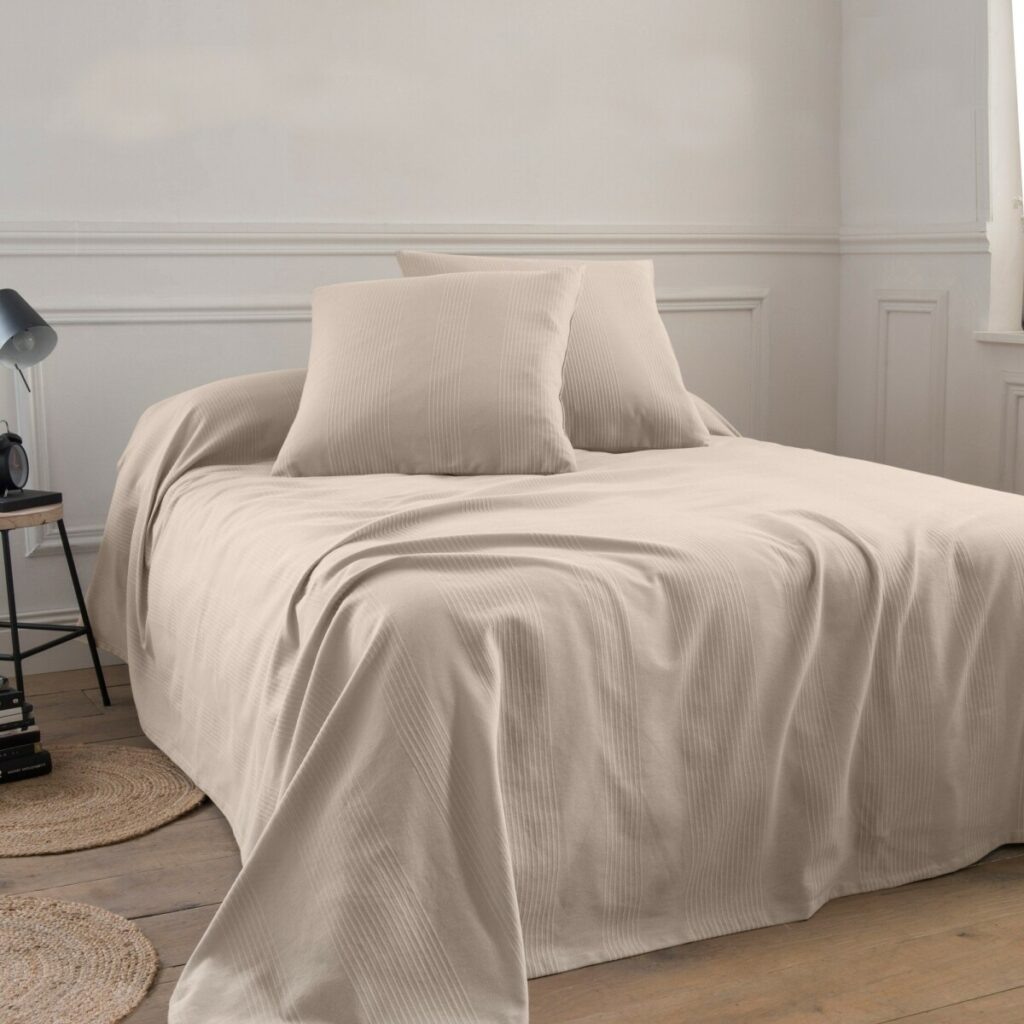 Jednobarevný tkaný přehoz na postel